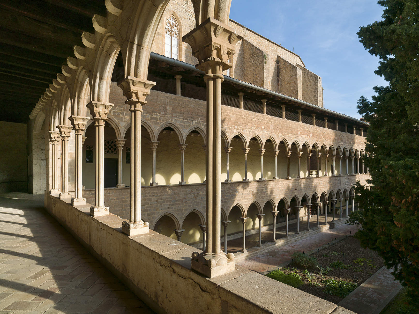 És necessari confirmar l'assistència al correu electrònic reservesmonestirpedralbes@bcn.cat o al telèfon 93 256 34 27.