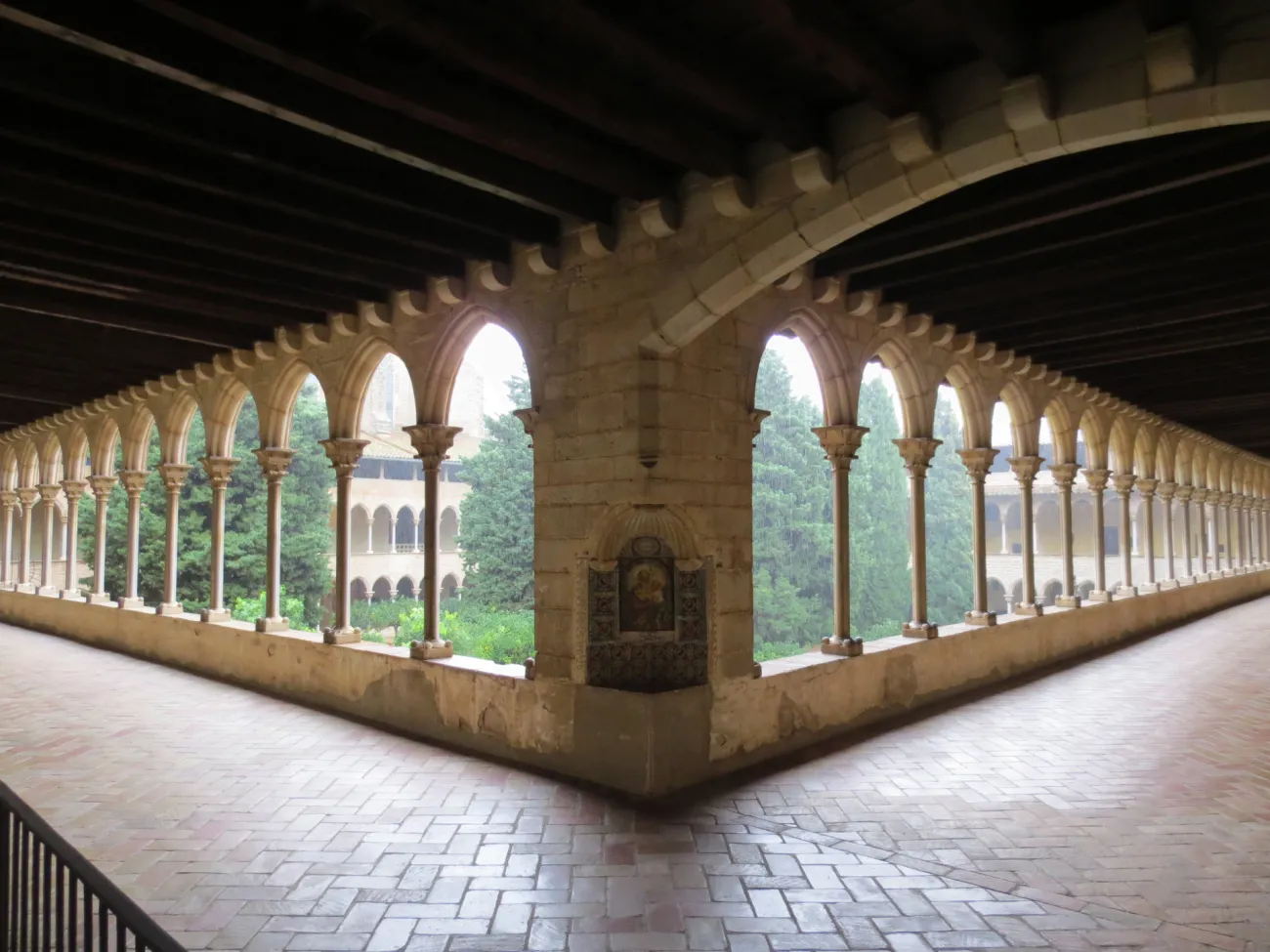 Els grans arcs angulars del claustre