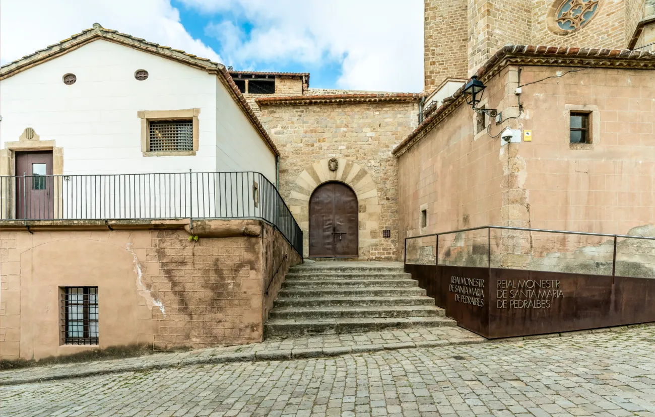 El nou portal del monestir