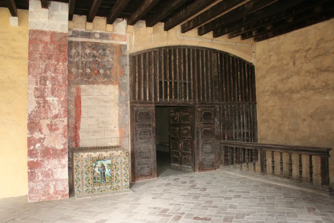 El acceso desde el claustro
