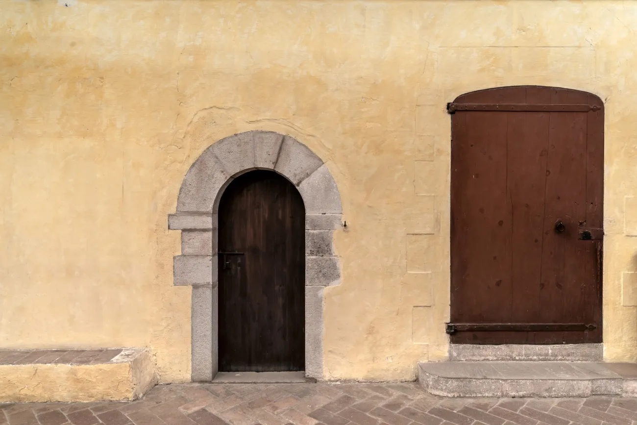 Porta d’accés al dormidor des de la sala de l’Àngel