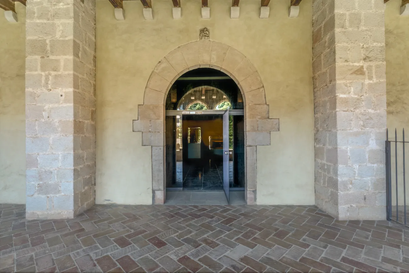 Porta d’accés des del primer pis del claustre