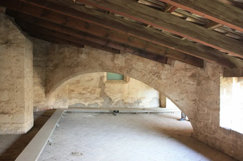 Los grandes arcos angulares del claustro