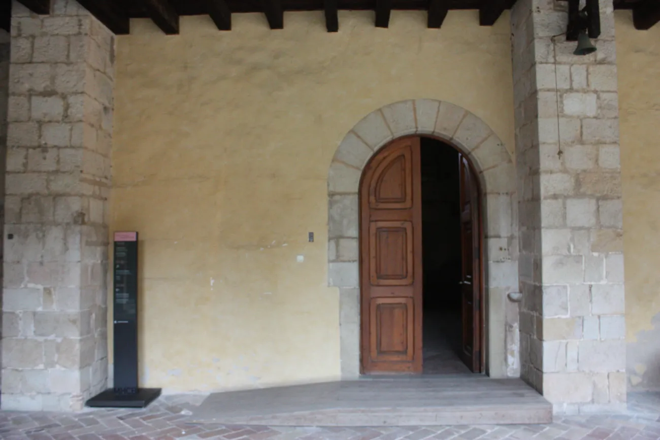 El acceso al refectorio y la cocina 