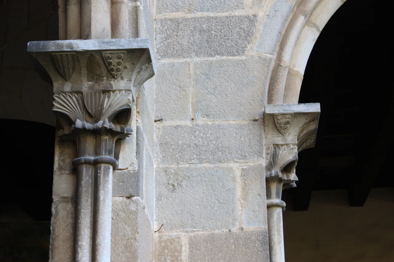 Els capitells de la planta baixa del claustre