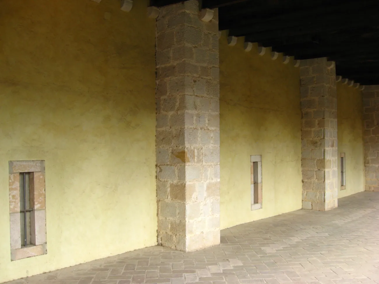 Cos de finestres del dormidor a planta pis del claustre