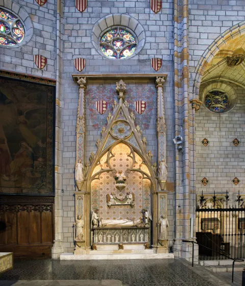 El sepulcre a l’església. L’Elisenda reina