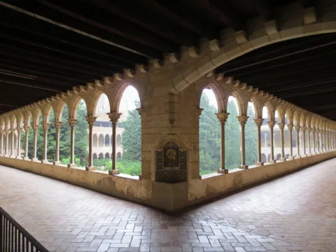 Els grans arcs angulars del claustre