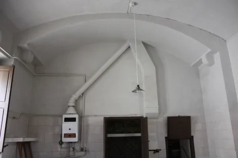 El testimoni d’una tribuna medieval al mur nord de la cuina