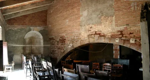 El gran arco medieval del primer piso de la cocina