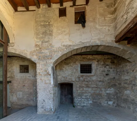La estructura primigenia del Bulló: la tribuna medieval