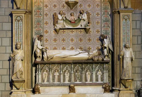 Detall del cos inferior del sepulcre a l’església