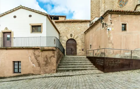 El nou portal del monestir