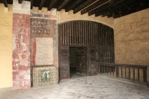 El acceso desde el claustro