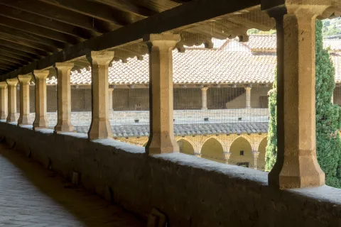 Una galería con pilares octogonales monolíticos 