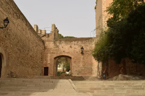 La baixada del Monestir i l’accés a la plaça