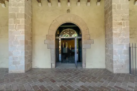 Porta d’accés des del primer pis del claustre
