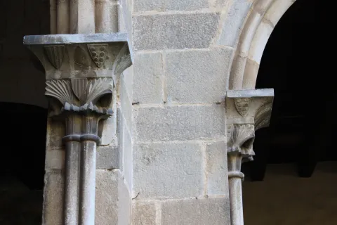 Els capitells de la planta baixa del claustre