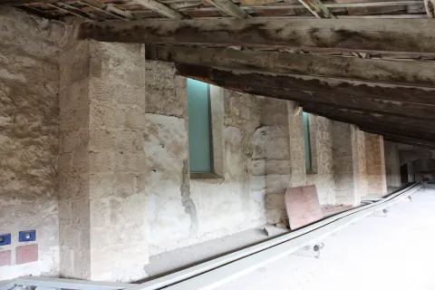 Cos de finestres del dormidor al segon pis del claustre