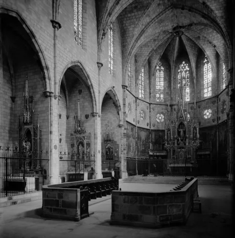 Hacia la fisonomía neogótica de la iglesia. Los nuevos retablos