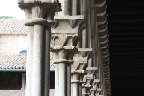 Els capitells del primer pis del claustre