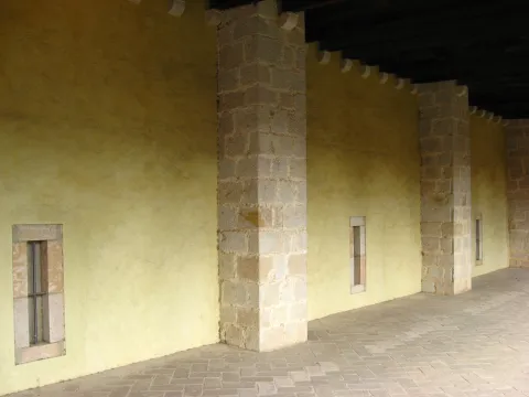 Cos de finestres del dormidor a planta pis del claustre