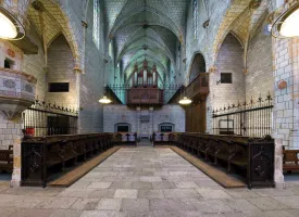 El cor de l’església del Monestir de Pedralbes, un espai medieval on les monges o frares feien les oracions i els cants litúrgics