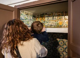 Una madre y su hijo participando en la actividad